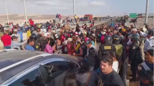Мигранты заблокировали шоссе на границе Перу и Чили