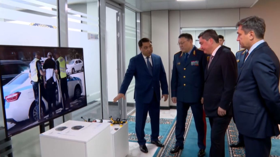 Бектенов ознакомился с внедрением ИИ и робототехники в системе МВД