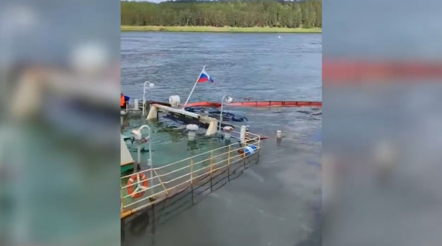 Авария с теплоходом на Енисее: нефтяное пятно растянулось на 30 километров