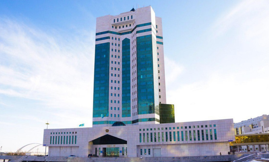 Премьер Бектенов поздравил казахстанских женщин с 8 Марта