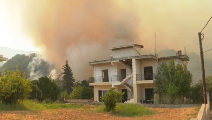 Свыше 100 лесных пожаров бушует по всей Греции