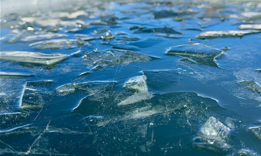 Берегитесь тонкого льда: в МЧС предупреждают любителей рыбалки