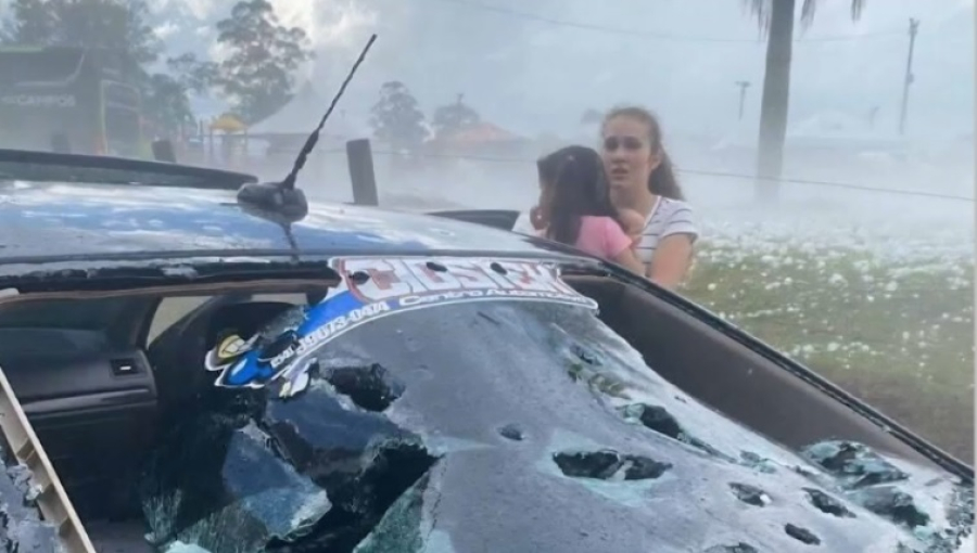 Гигантский град выпал на юге Бразилии