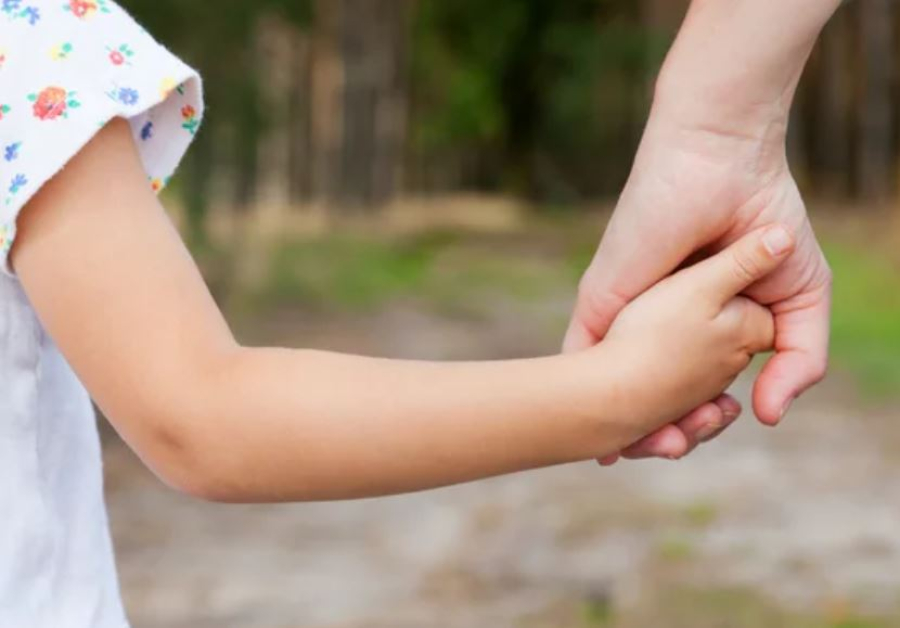 Мама с ребёнком потерялись на трассе между сёлами в ЗКО