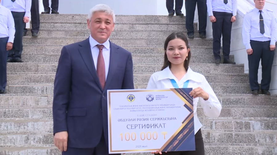 Қарағандыда рәміздер күнінде үздік студенттер мен еріктілер марапатталды