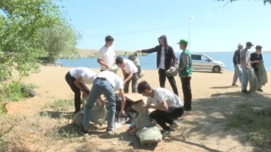 Молодёжь Жезказгана очистила побережье озера Кенгир
