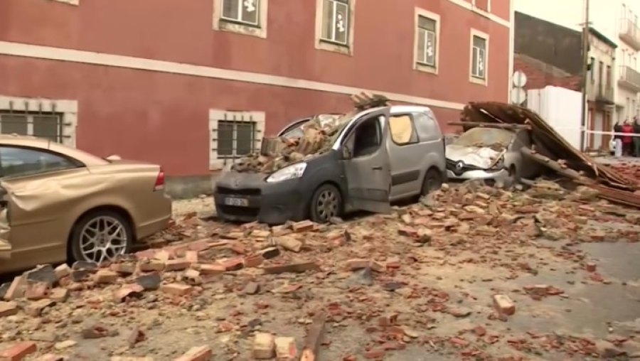 Шторм «Кристин» унес жизни 5 человек в Португалии