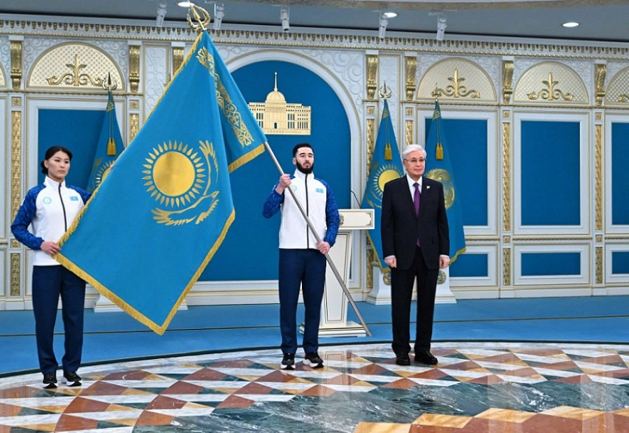 Президент РК вручил Государственный флаг олимпийским знаменосцам