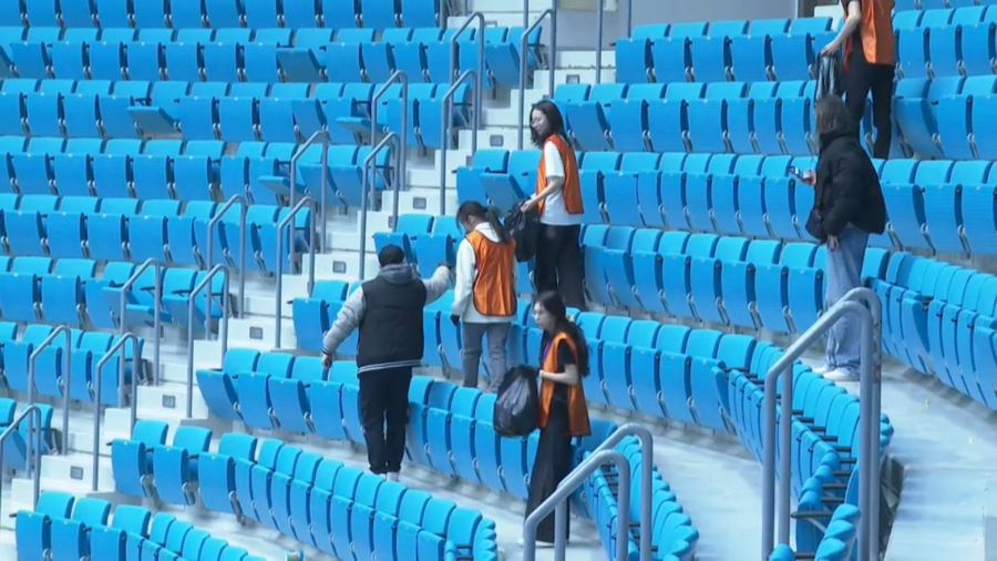 Астанадағы бокс кешінен кейін еріктілер спорт кешеніндегі қоқысты жинады