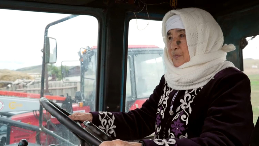 Қарағанды облысында 76 жастағы әже трактор тізгіндейді