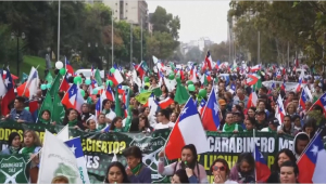 Чилийцы вышли на марш протеста из-за роста преступности