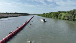 Плавучие барьеры от мигрантов установили власти Техаса