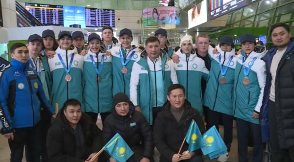 Жас хоккейшілер елге оралды