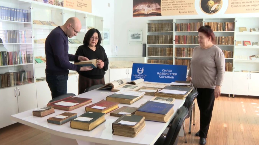 Библиотекари оцифровывают редкие книги