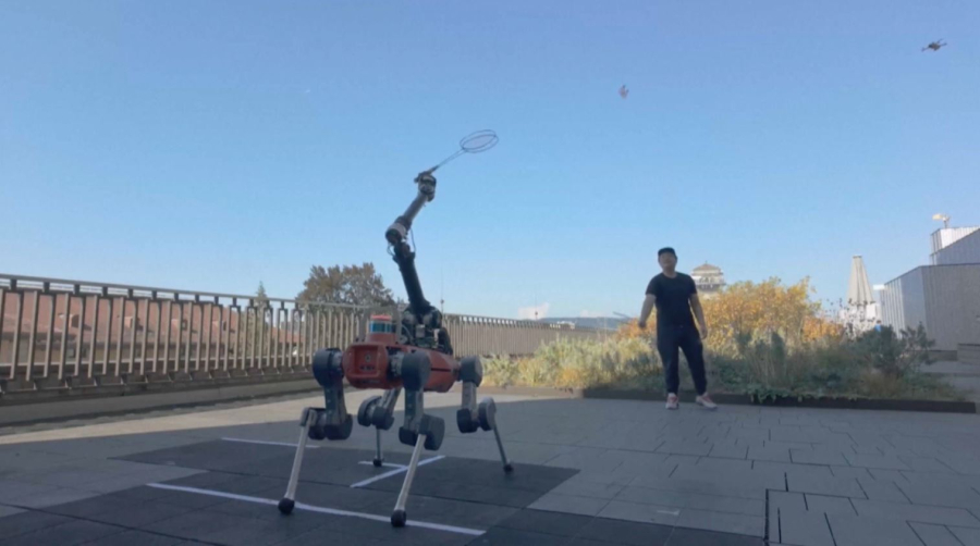 Робота для игры в бадминтон создали в Швейцарии