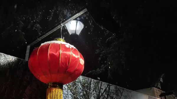 В Пекине для расчистки снега мобилизовали 60 тысяч военных