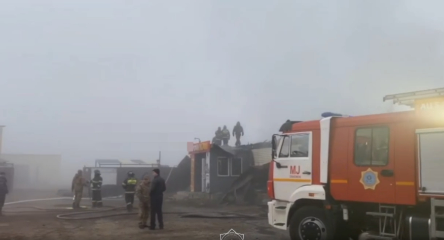 Строительный магазин в Усть-Каменогорске охватил пожар
