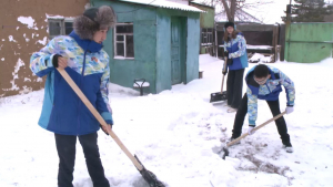 Астаналық еріктілер зейнеткерлердің ауласын қардан тазартты