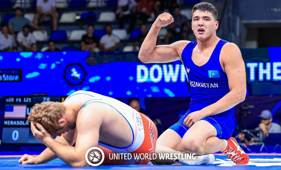 Казахстанец стал призером чемпионата Азии по вольной борьбе