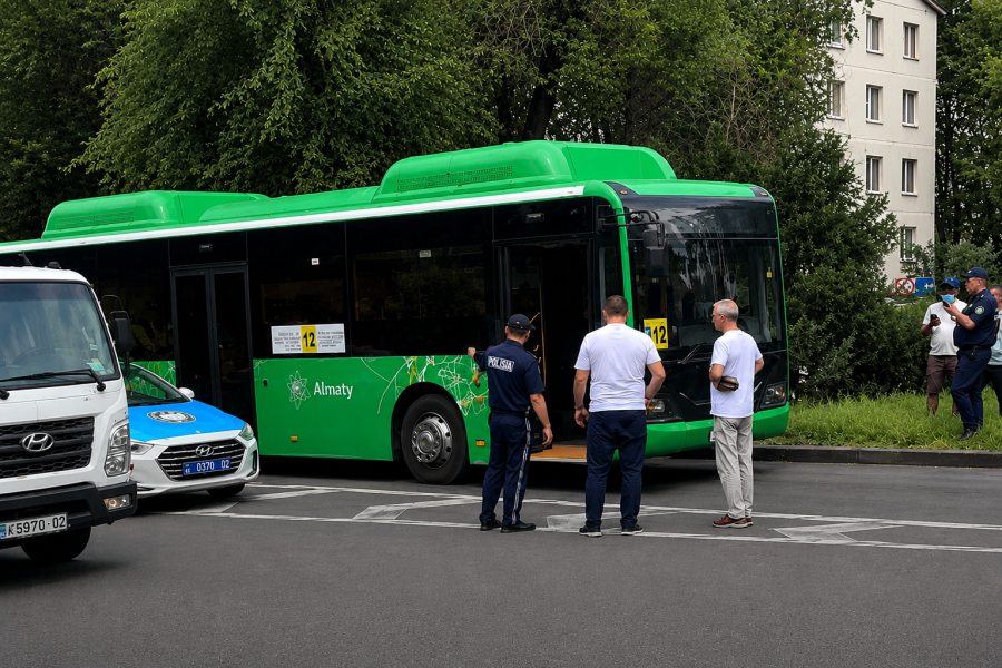 Автобус насмерть сбил девушку в Алматы: возбуждено уголовное дело