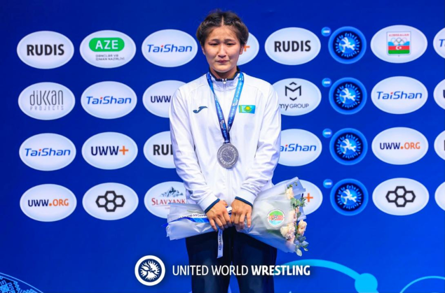 17-летняя Айша Абдималик стала вице-чемпионкой мира по борьбе