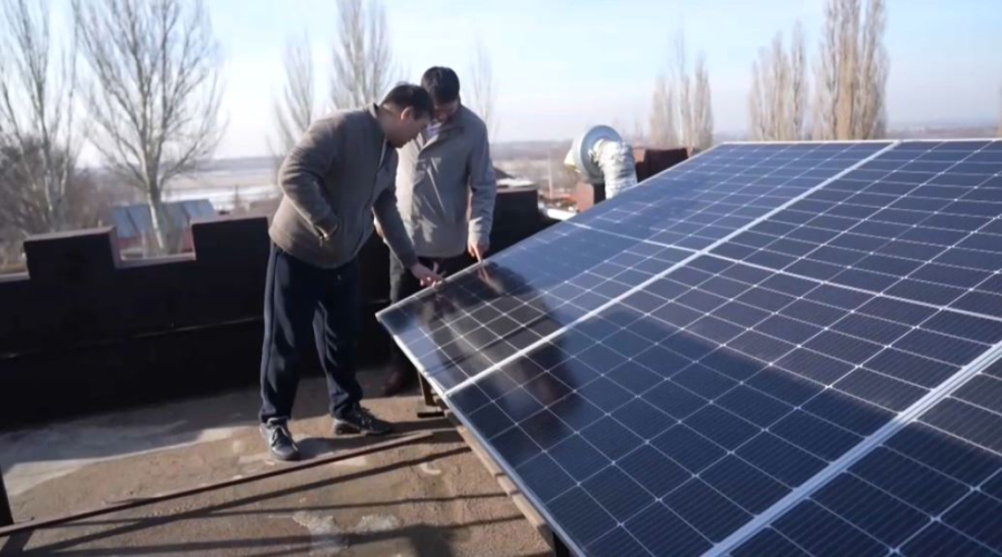 Житель Алматинской области построил солнечную электростанцию у себя дома