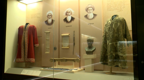 Хан мен бидің шапаны