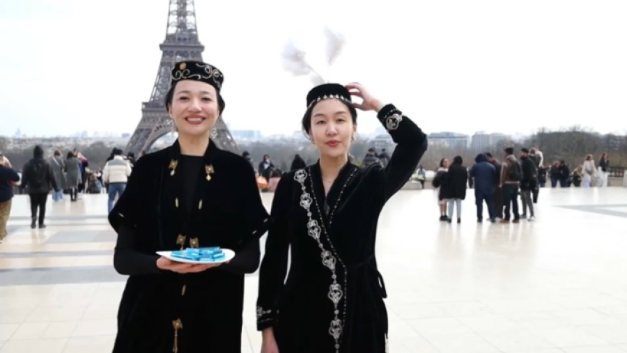 Соотечественники во Франции поддержали День национальной одежды