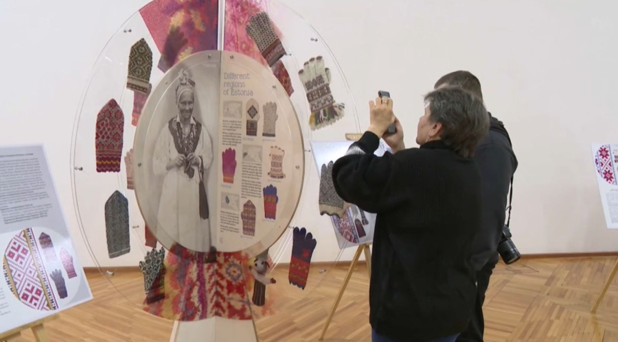 Алматыда «Қолмен өрілген қолғап сыры» атты жылжымалы көрме ашылды