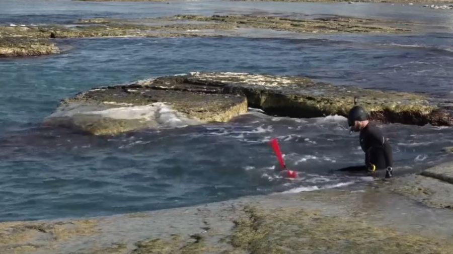 Житель Актау очищает дно Каспийского моря от мусора