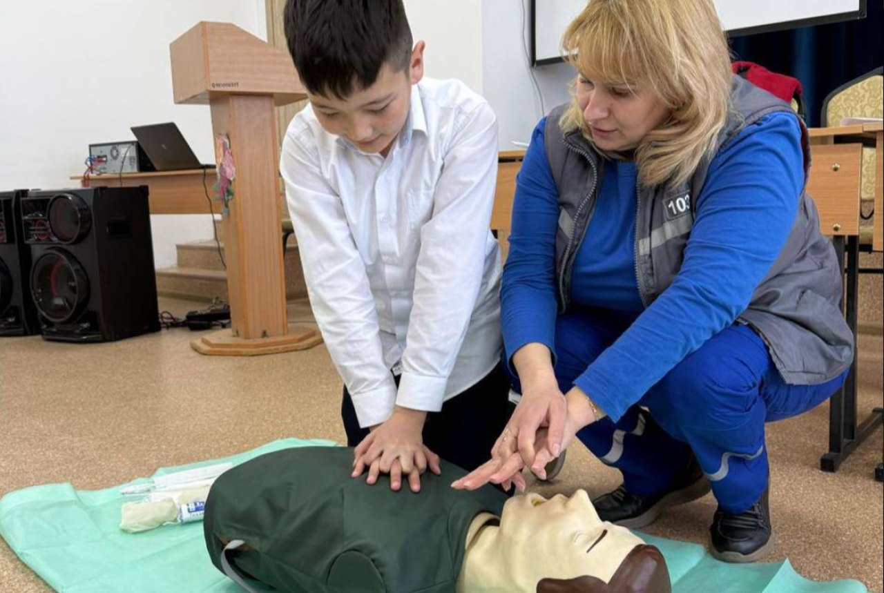 Фельдшеры обучают школьников спасать жизни