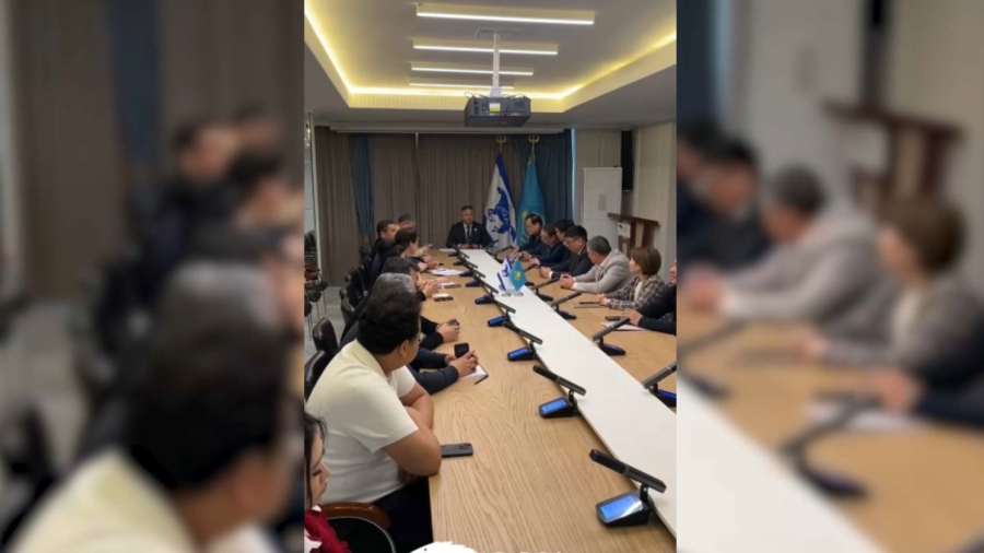 «Ақ жол» партиясының депутаттары Ата Заң жобасын талқылады