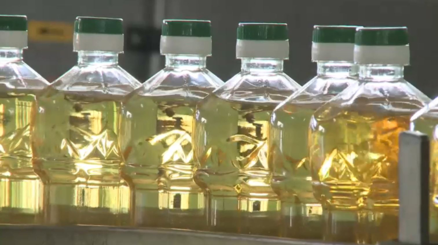 Продкорпорация поставила в регионы подсолнечное масло по социальной цене