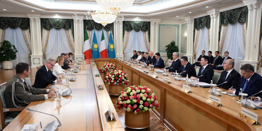 Глава государства провел переговоры с Председателем Совета Министров Италии в расширенном формате