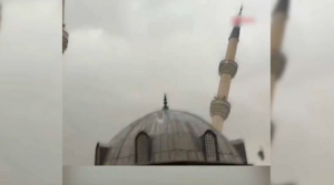 Сильный шторм повредил здание мечети в Турции