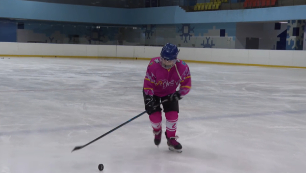 Хоккейші қазақ аруы