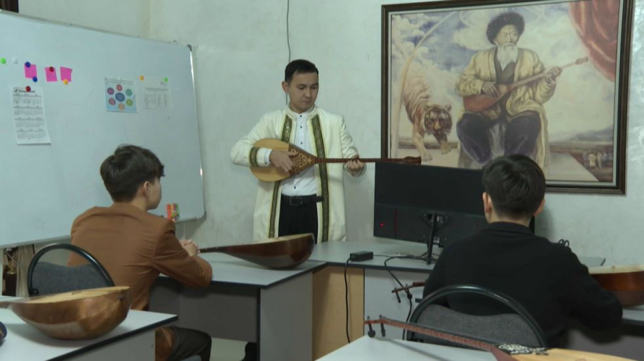 Больше 300 жыр-терме знает наизусть житель Тараза