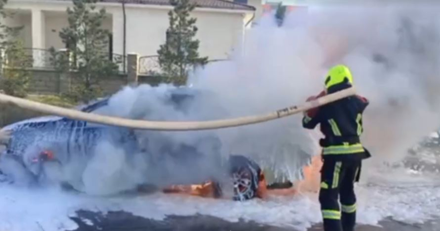 Автомобиль загорелся на проезжей части в Астане