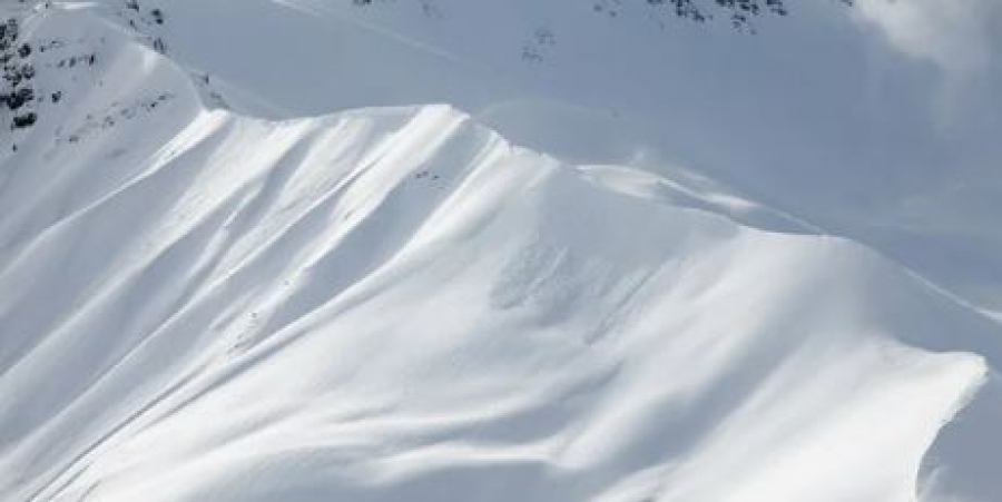 Четыре туриста погибли при сходе лавины в России