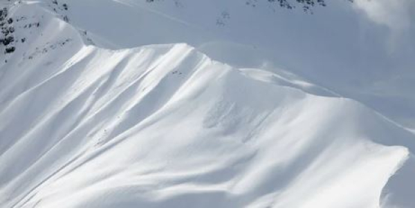 Четыре туриста погибли при сходе лавины в России