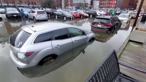 Из-за проливных дождей затопило улицы в трех американских штатах