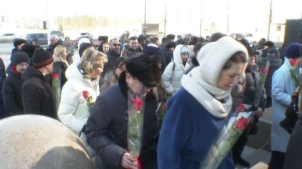 Представители АНК возложили цветы к монументу «Қазақ еліне мың алғыс»