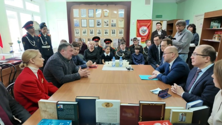 Книги о Казахстане передали школам Москвы