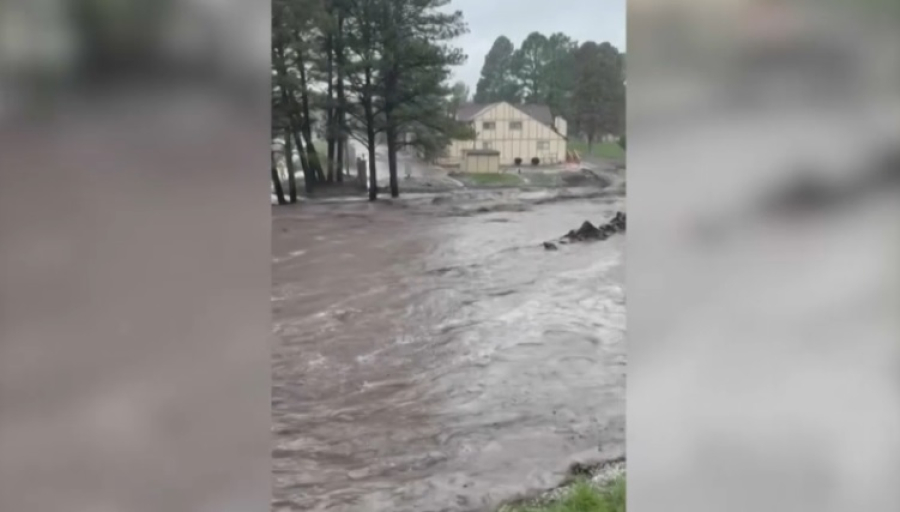 Сильные дожди вызвали наводнение в штате Нью-Мексико
