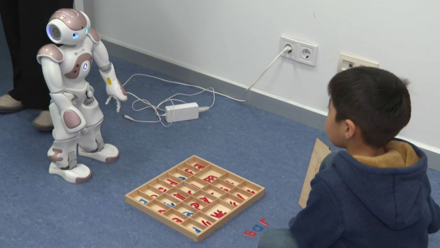 Ерекше балаларға роботтар көмектеседі
