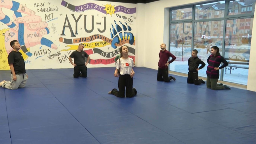 Ақтөбедегі бейімдеу орталығында мүгедектігі бар балалар жаттығып жүр