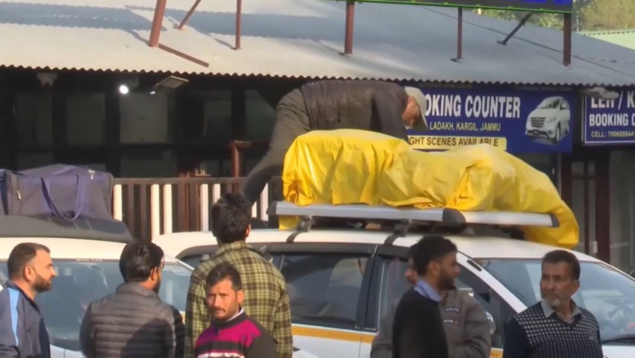 Үндістанда демалушылар жаппай үйлеріне қайтып жатыр