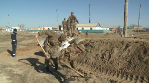Бойцы Нацгвардии присоединились к борьбе с паводками в Атырауской области