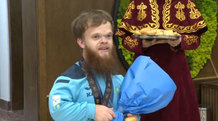 Трёхкратного чемпиона мира Давида Дегтярёва встретили в Астане