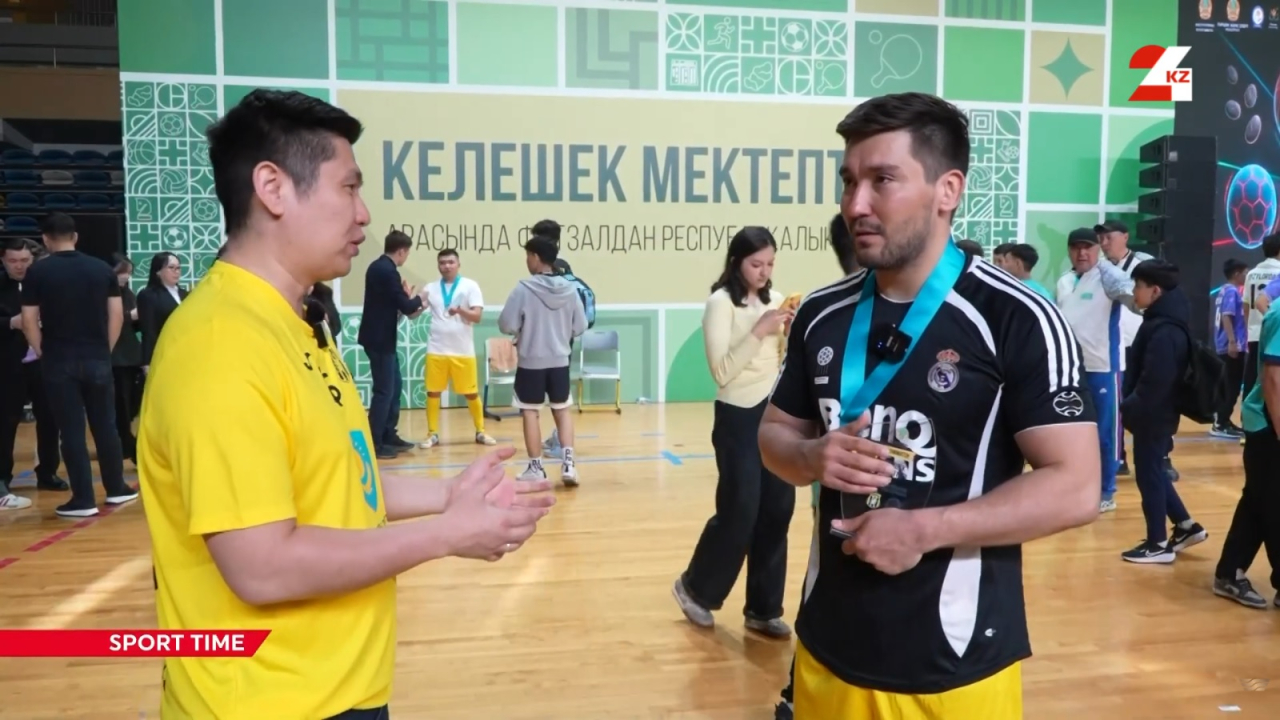 Медиа-звёзды сыграли футбол со школьниками